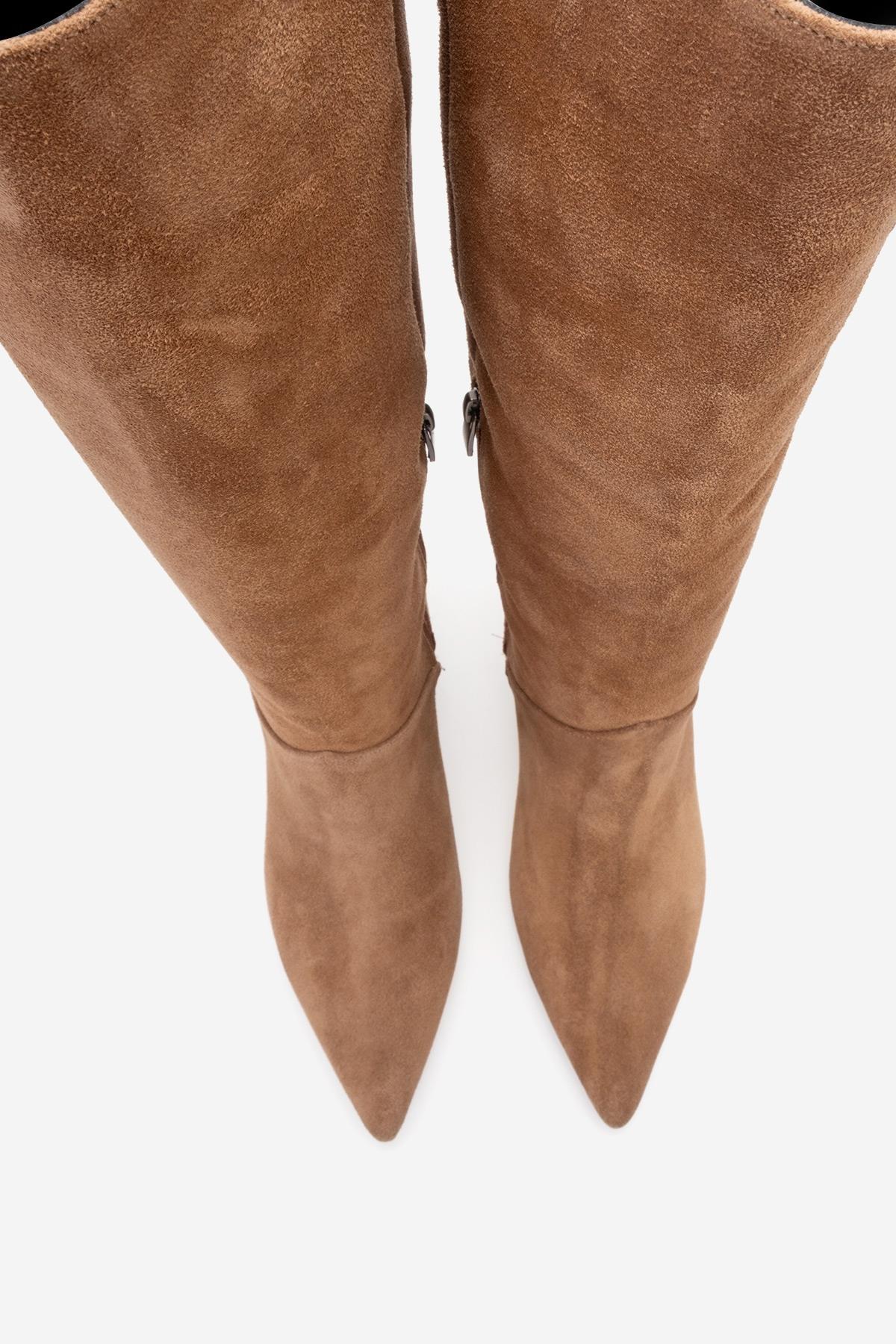 Merla - Bota de tacón de bloque de ante color topo (mujer)