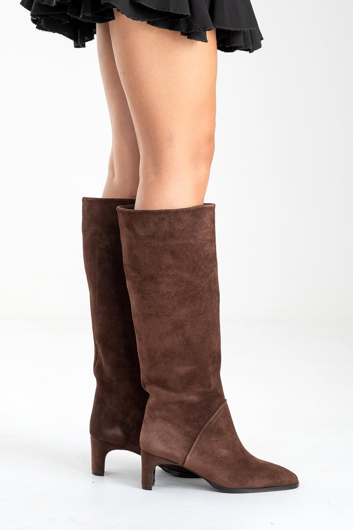 Taly - Bota alta de cuero de gamuza marrón con tacón de bloque (mujer)