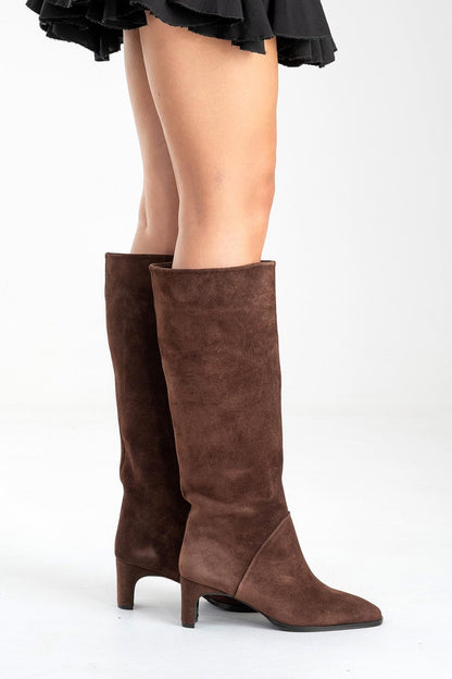 Taly - Bota alta de cuero de gamuza marrón con tacón de bloque (mujer)