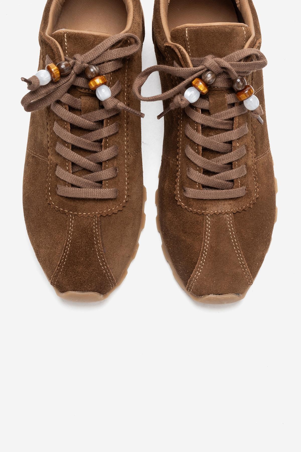 Brea - Zapatillas de ante de piel de camello adornadas (mujer)