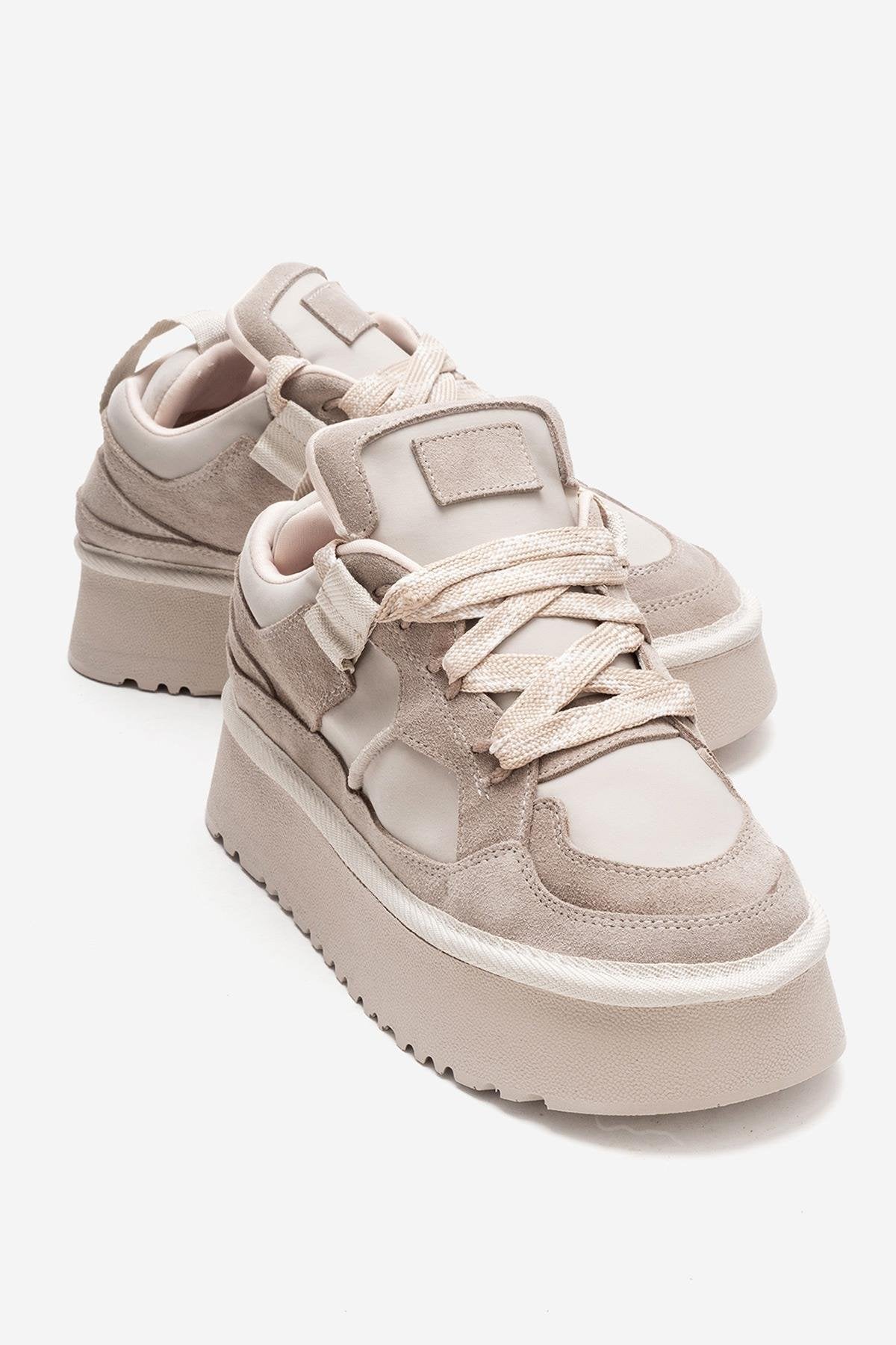 Riven - Zapatilla de plataforma de piel de ante beige (Mujer)