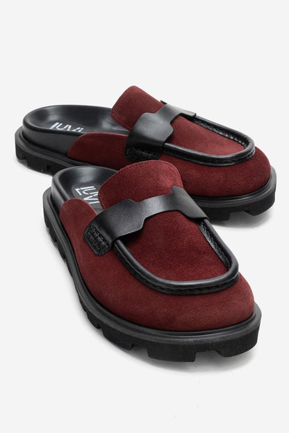 VELA - Mules de tacón bajo de ante genuino color borgoña (Mujer)