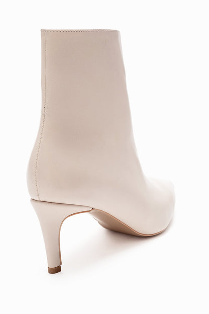 Noya - Bota de tacón fino con punta en pico beige (Mujer)