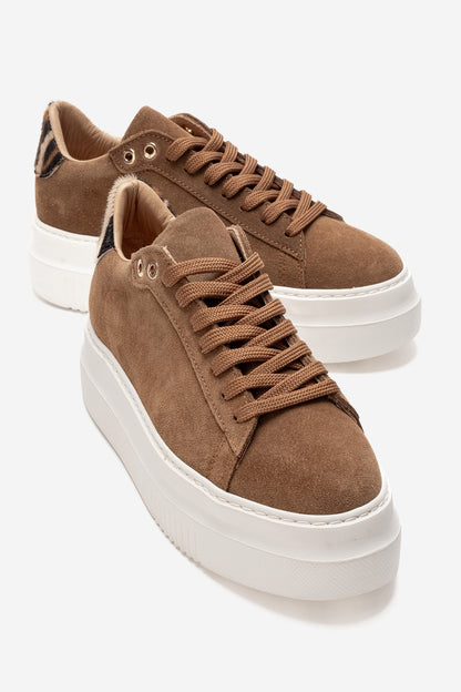 Nera - Zapatillas informales de gamuza color camel (mujer)