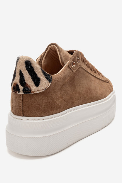 Nera - Zapatillas informales de gamuza color camel (mujer)