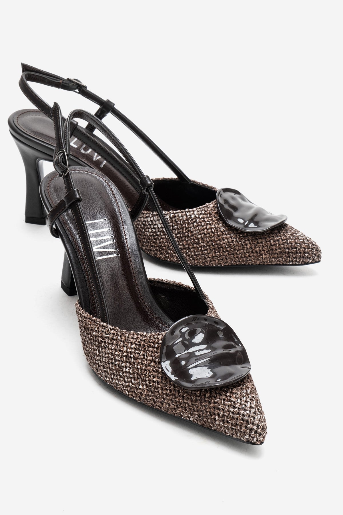 Levia - Zapatilla de tacón de aguja con textura tejida en color marrón y detalle de accesorio (Mujer)