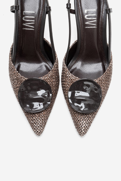 Levia - Zapatilla de tacón de aguja con textura tejida en color marrón y detalle de accesorio (Mujer)