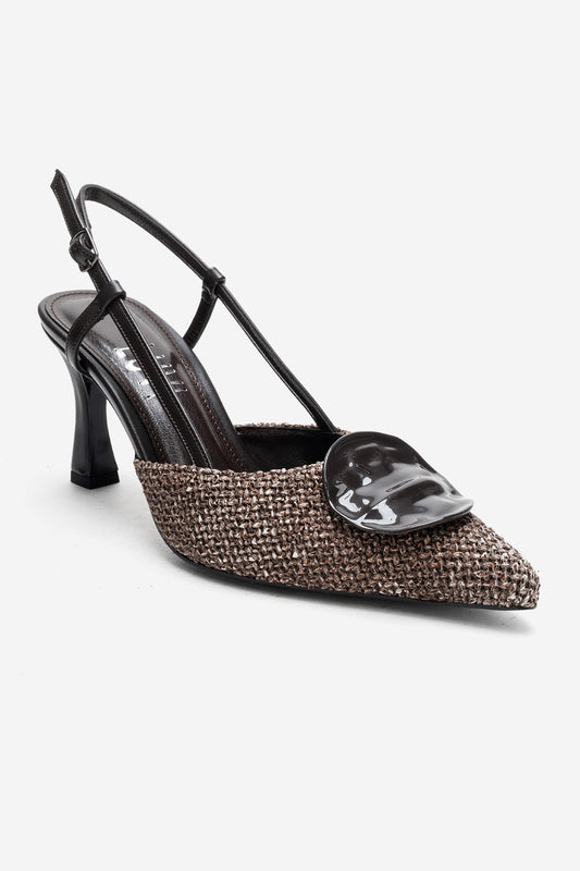 Levia - Zapatilla de tacón de aguja con textura tejida en color marrón y detalle de accesorio (Mujer)