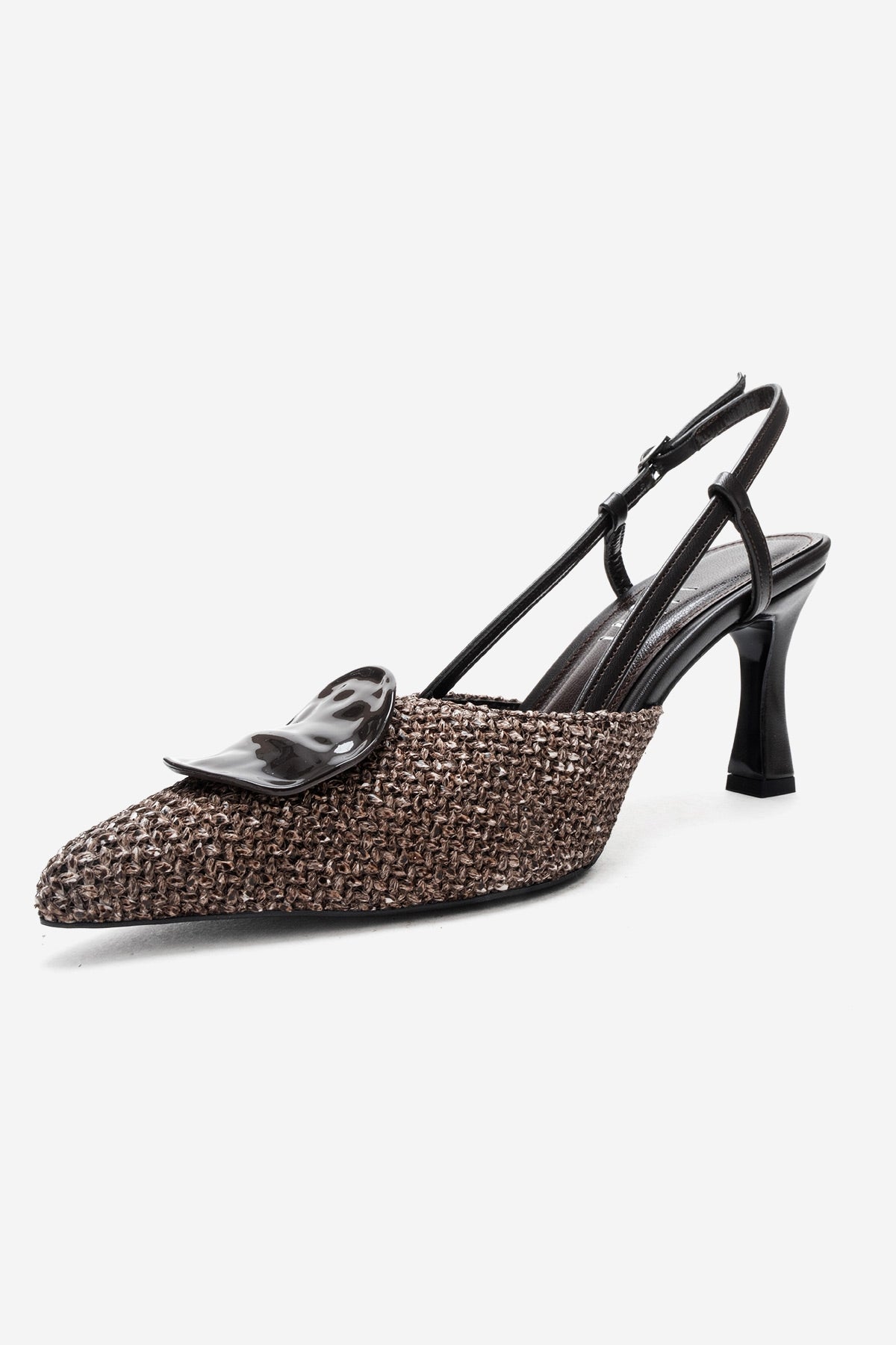 Levia - Zapatilla de tacón de aguja con textura tejida en color marrón y detalle de accesorio (Mujer)