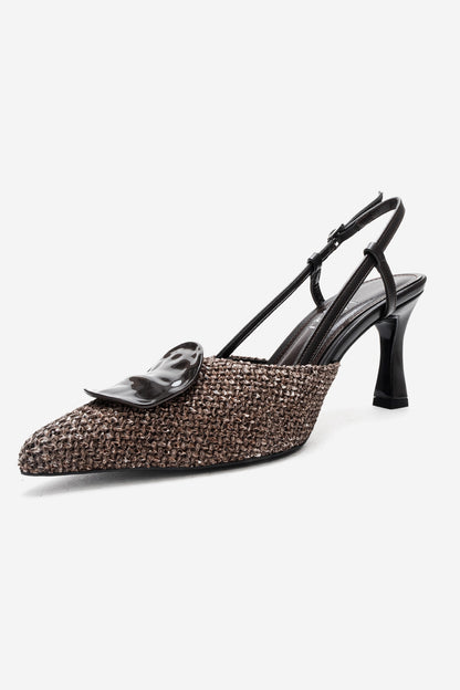 Levia - Zapatilla de tacón de aguja con textura tejida en color marrón y detalle de accesorio (Mujer)