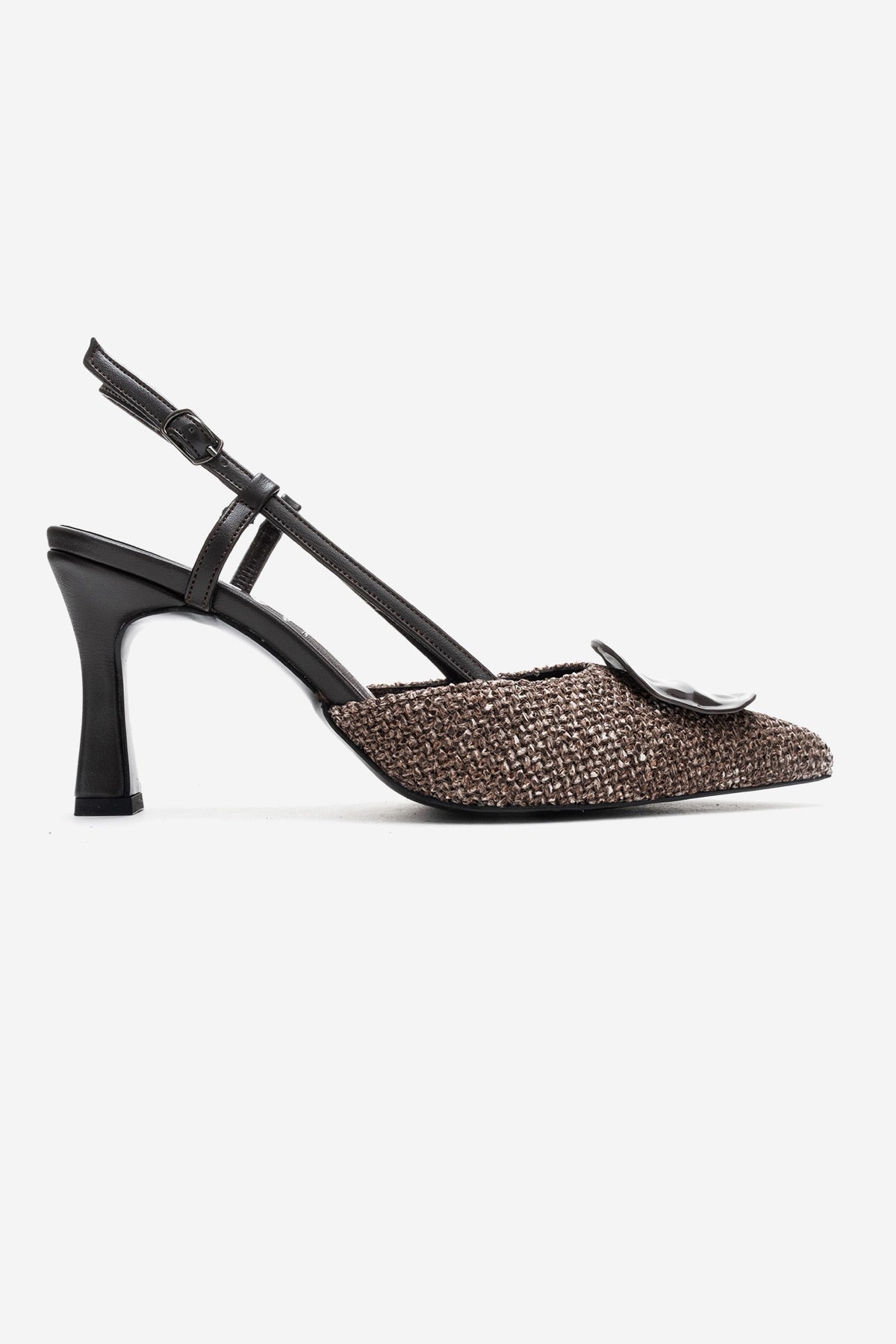Levia - Zapatilla de tacón de aguja con textura tejida en color marrón y detalle de accesorio (Mujer)