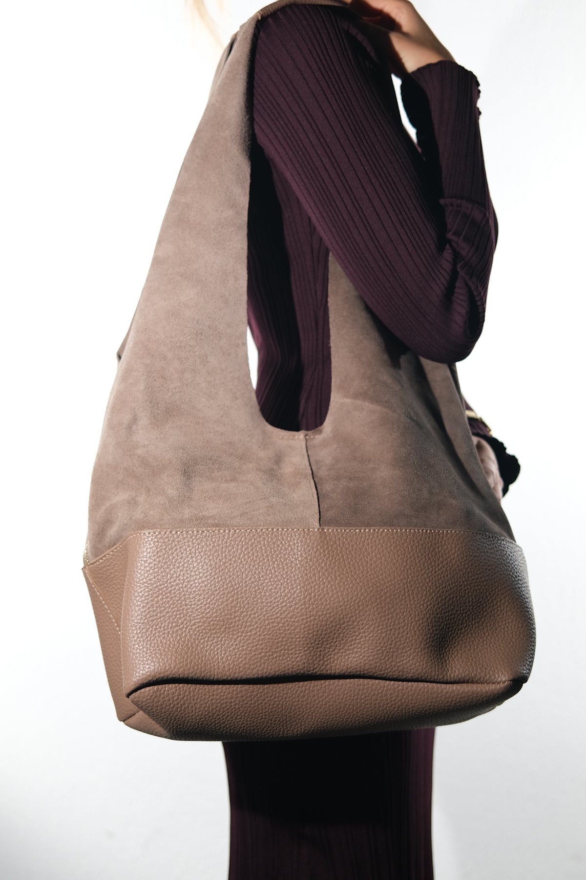 Avos - Bolso de hombro de cuero de gamuza color topo (Mujer)