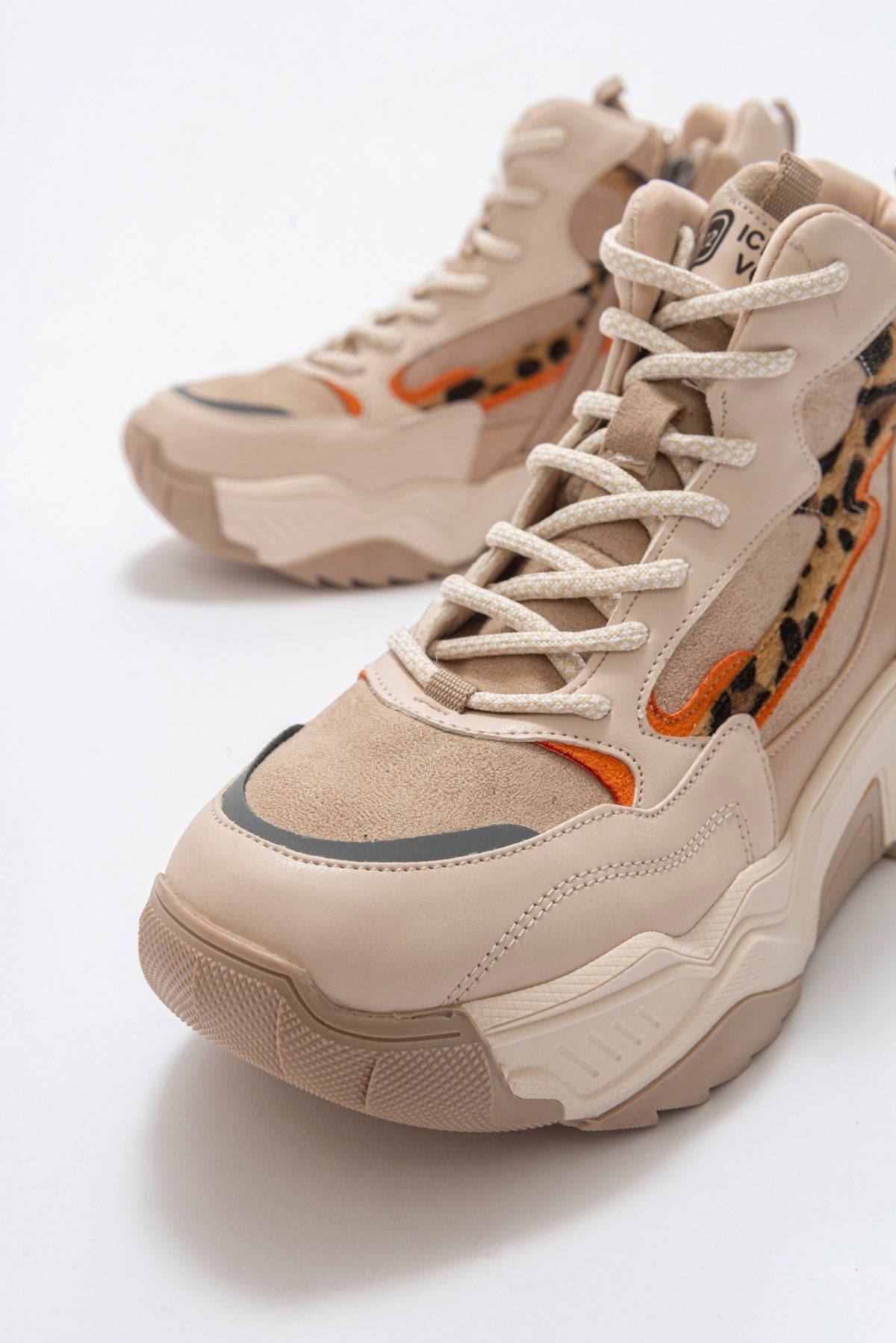 Olivia - Bota Deportiva Beige (Mujer)