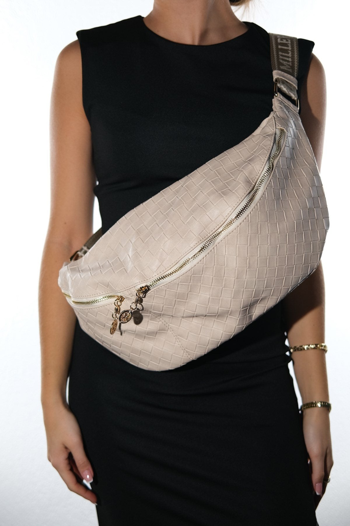 VENTA - Nude Woven Belt Bag (Women)