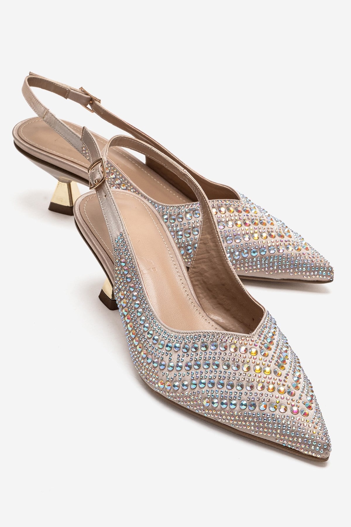 ROYALE - Zapatos de noche de tacón bajo de satén beige con adornos de piedras (mujer)