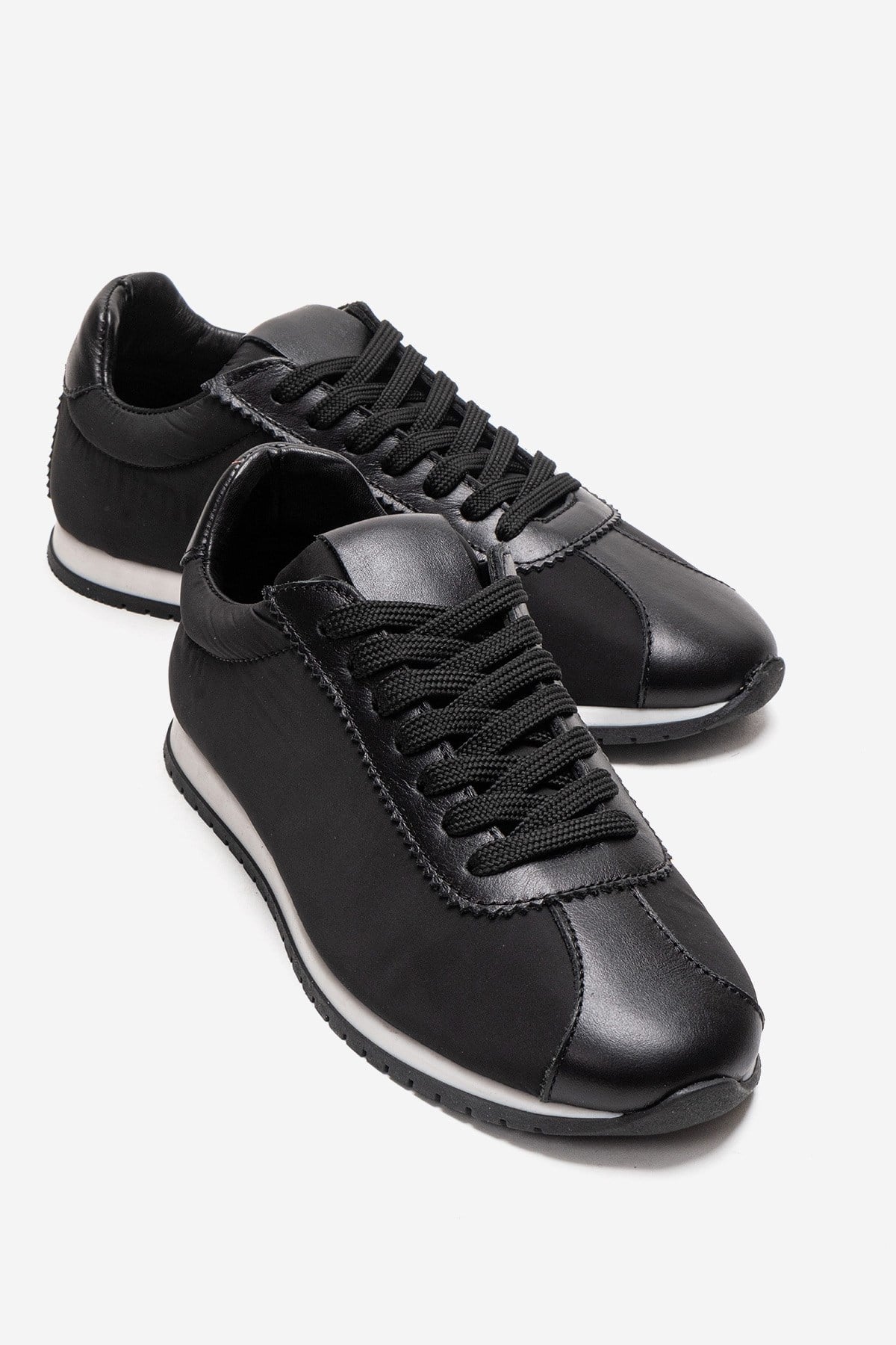 UNICA - Zapatilla deportiva de cuero negro genuino (Mujer)