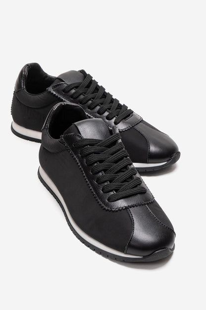 UNICA - Zapatilla deportiva de cuero negro genuino (Mujer)