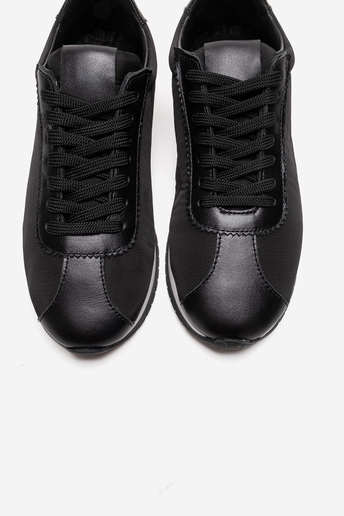 UNICA - Zapatilla deportiva de cuero negro genuino (Mujer)