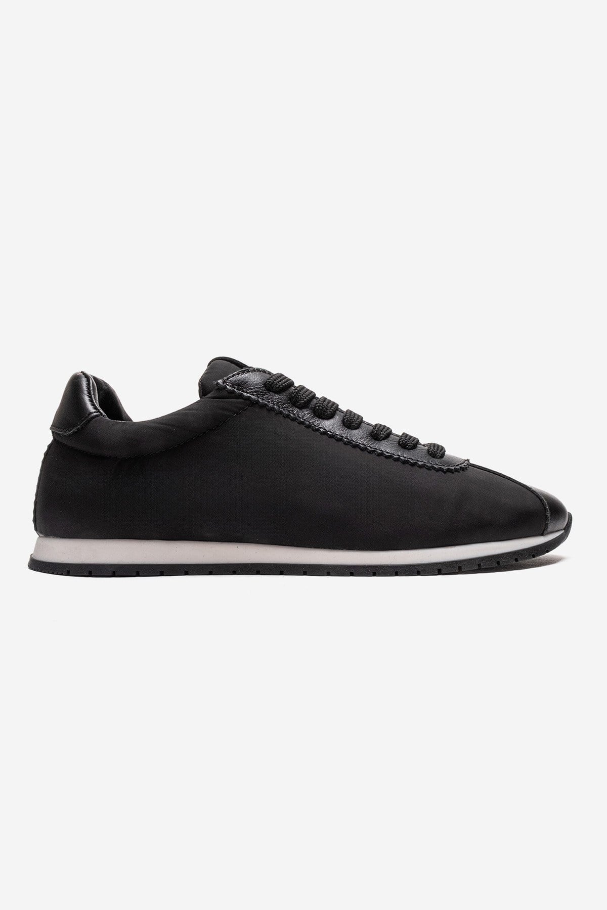 UNICA - Zapatilla deportiva de cuero negro genuino (Mujer)