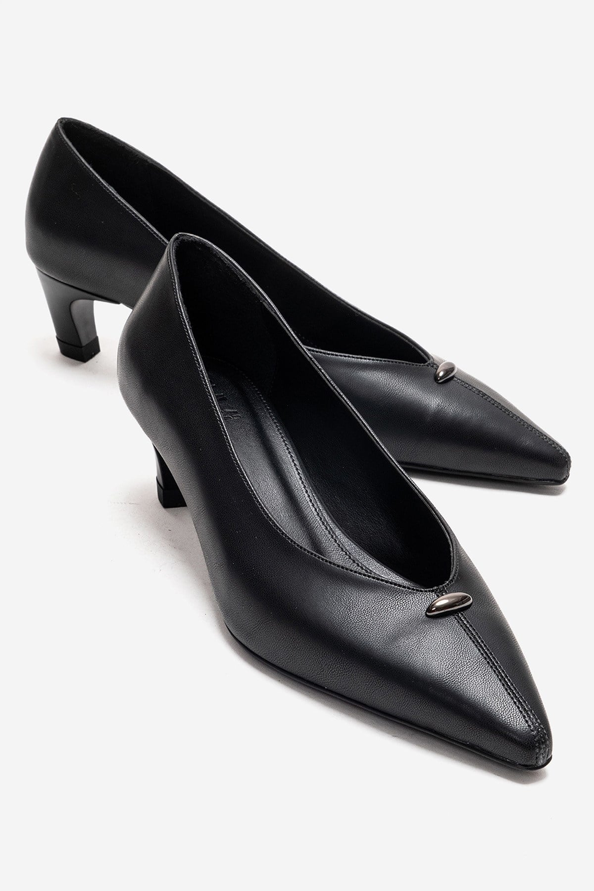 VERSAY - Zapatos de tacón bajo de aguja con puntera (Mujer)