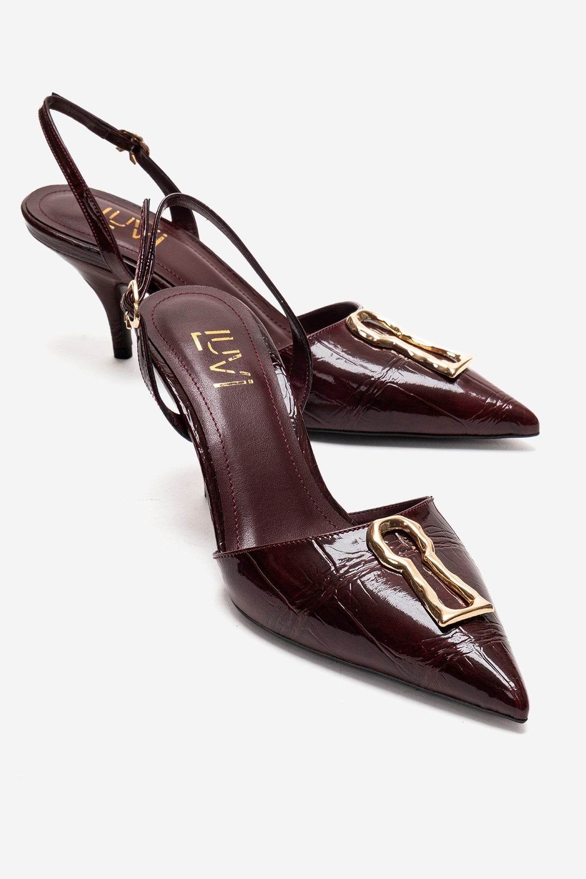 Yvella - Zapatilla de tacón de aguja con puntera en punta y hebilla de charol color burdeos (Mujer)