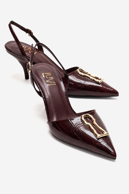 Yvella - Zapatilla de tacón de aguja con puntera en punta y hebilla de charol color burdeos (Mujer)