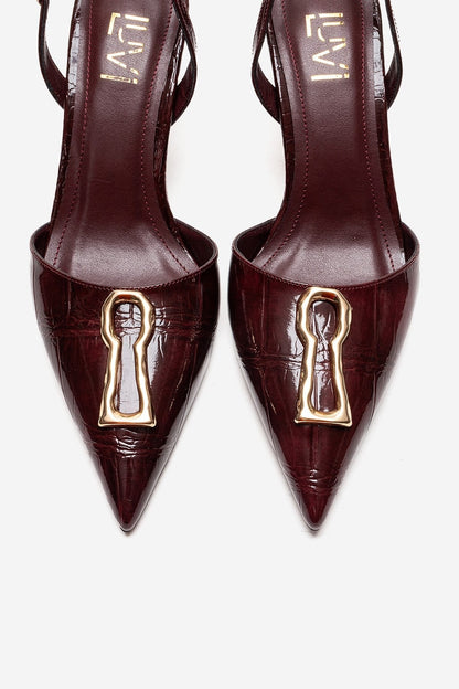 Yvella - Zapatilla de tacón de aguja con puntera en punta y hebilla de charol color burdeos (Mujer)
