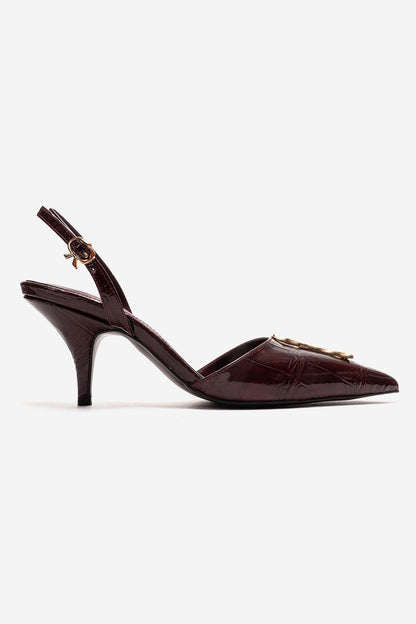 Yvella - Zapatilla de tacón de aguja con puntera en punta y hebilla de charol color burdeos (Mujer)