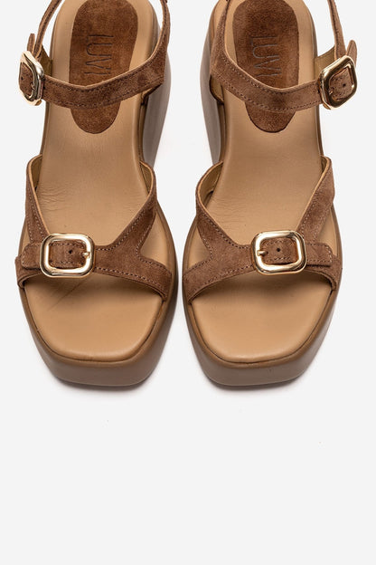 Kalia - Sandalia de cuña con hebilla de cuero genuino de ante color topo (mujer)