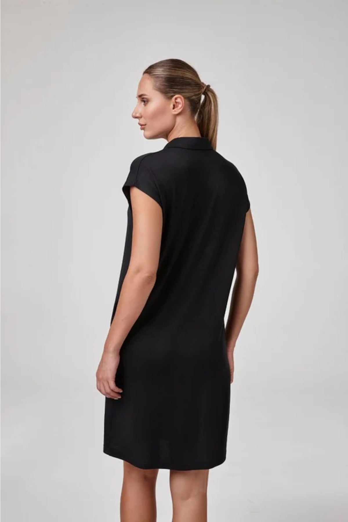 Vestido Relactive Wear-Mavien negro de mujer con cuello, manga corta y bolsillo