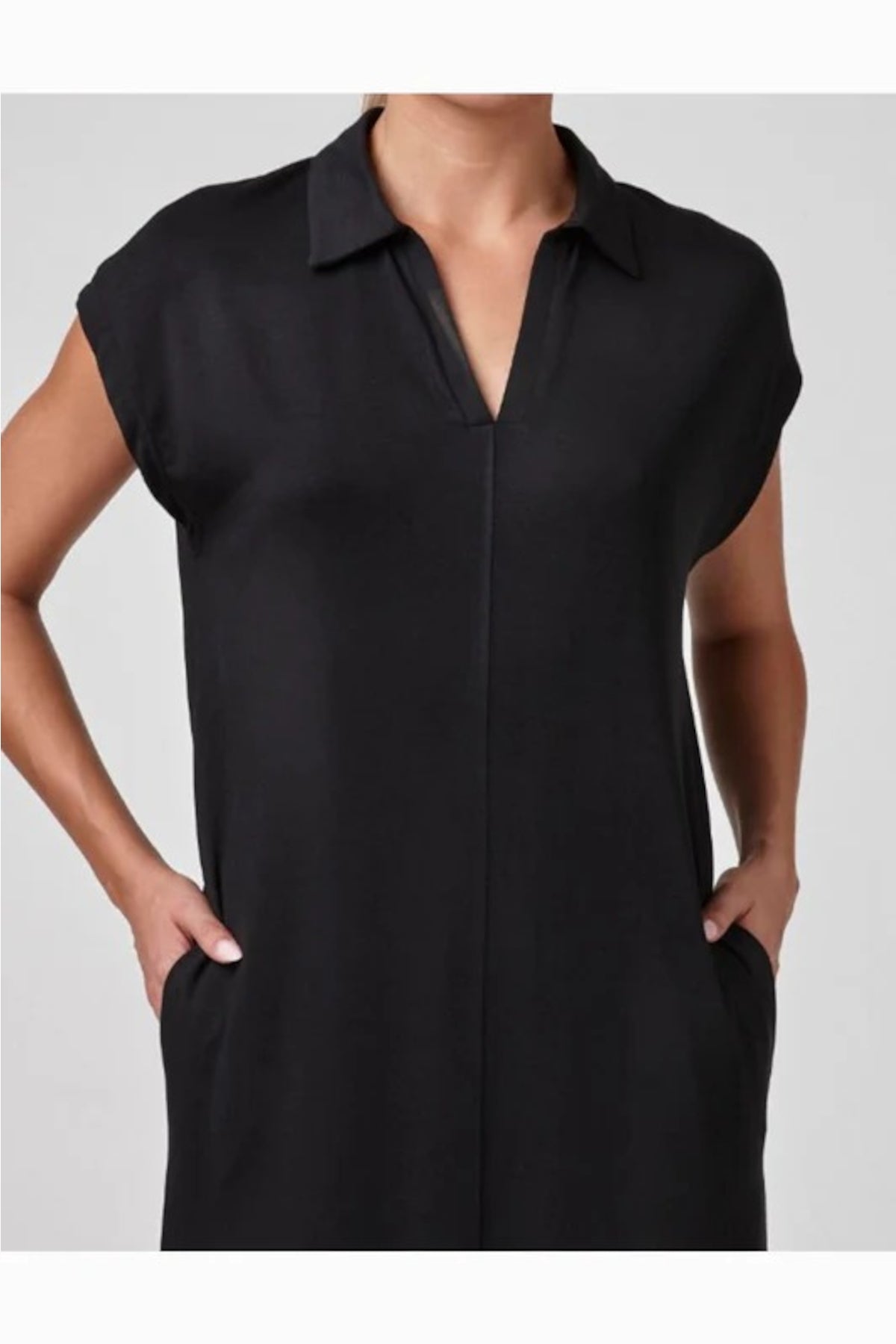 Vestido Relactive Wear-Mavien negro de mujer con cuello, manga corta y bolsillo