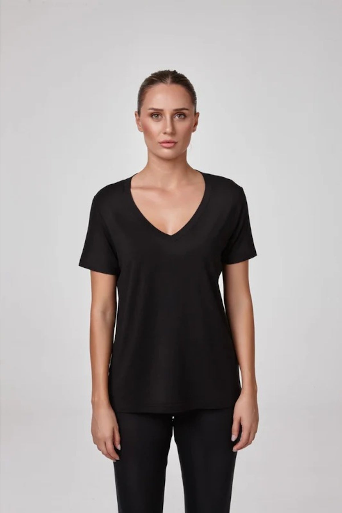 Relactive Wear-Camiseta de modal ultrasuave con cuello en V pronunciado en negro Alaia para mujer