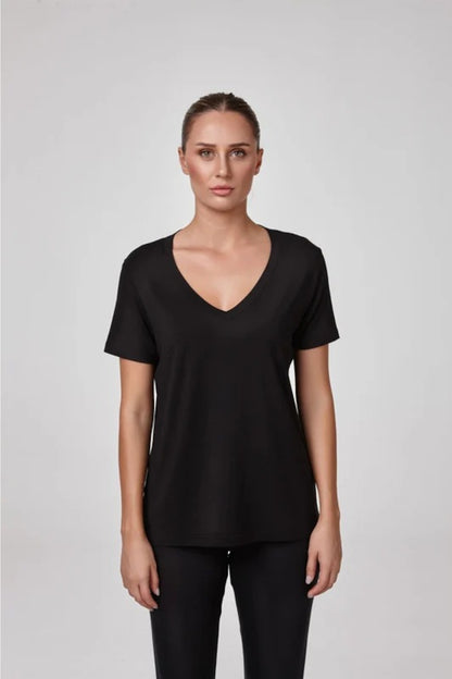 Relactive Wear-Camiseta de modal ultrasuave con cuello en V pronunciado en negro Alaia para mujer