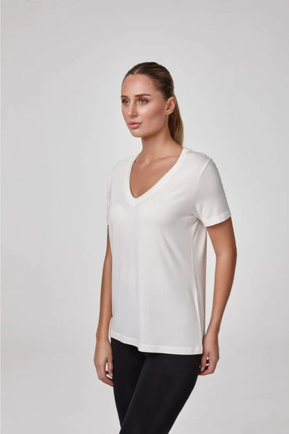 Relactive Wear - Camiseta Alaia de modal extrasuave color crudo y escote de pico pronunciado para mujer