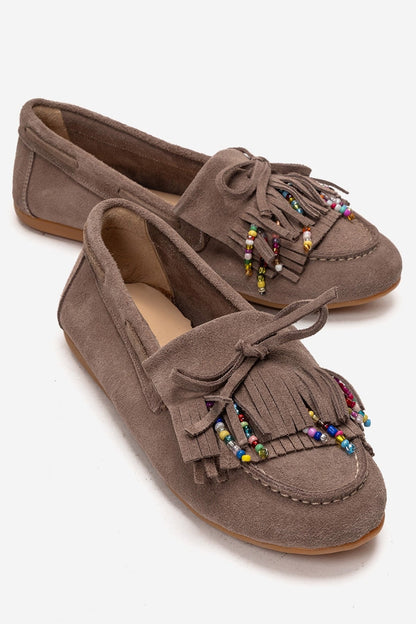 Evelyn - Mocasín de borlas y cuentas de gamuza color topo, piel auténtica (mujer)