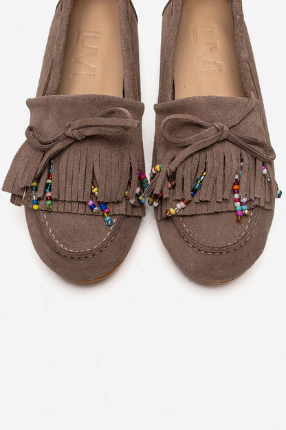 Evelyn - Mocasín de borlas y cuentas de gamuza color topo, piel auténtica (mujer)