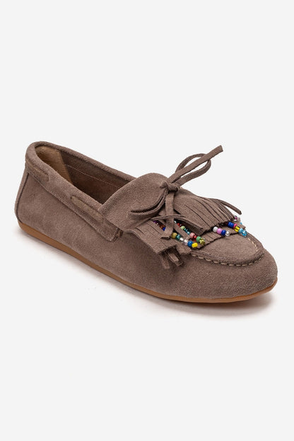 Evelyn - Mocasín de borlas y cuentas de gamuza color topo, piel auténtica (mujer)