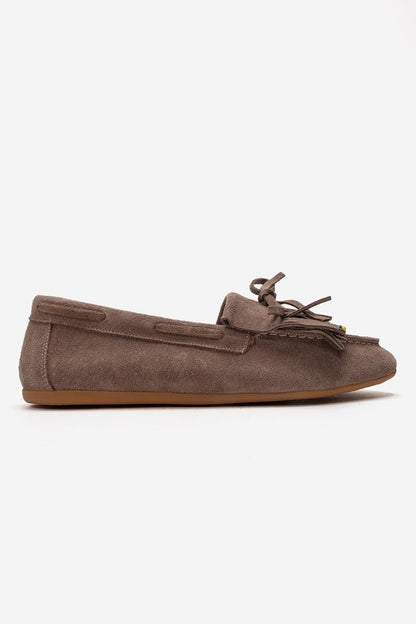 Evelyn - Mocasín de borlas y cuentas de gamuza color topo, piel auténtica (mujer)