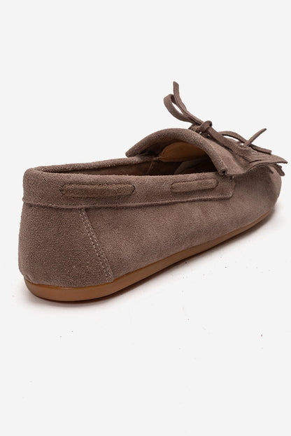 Evelyn - Mocasín de borlas y cuentas de gamuza color topo, piel auténtica (mujer)