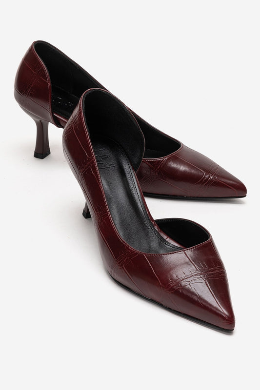 Arel - Zapatilla de tacón de aguja con relieve de cocodrilo en color burdeos (mujer)