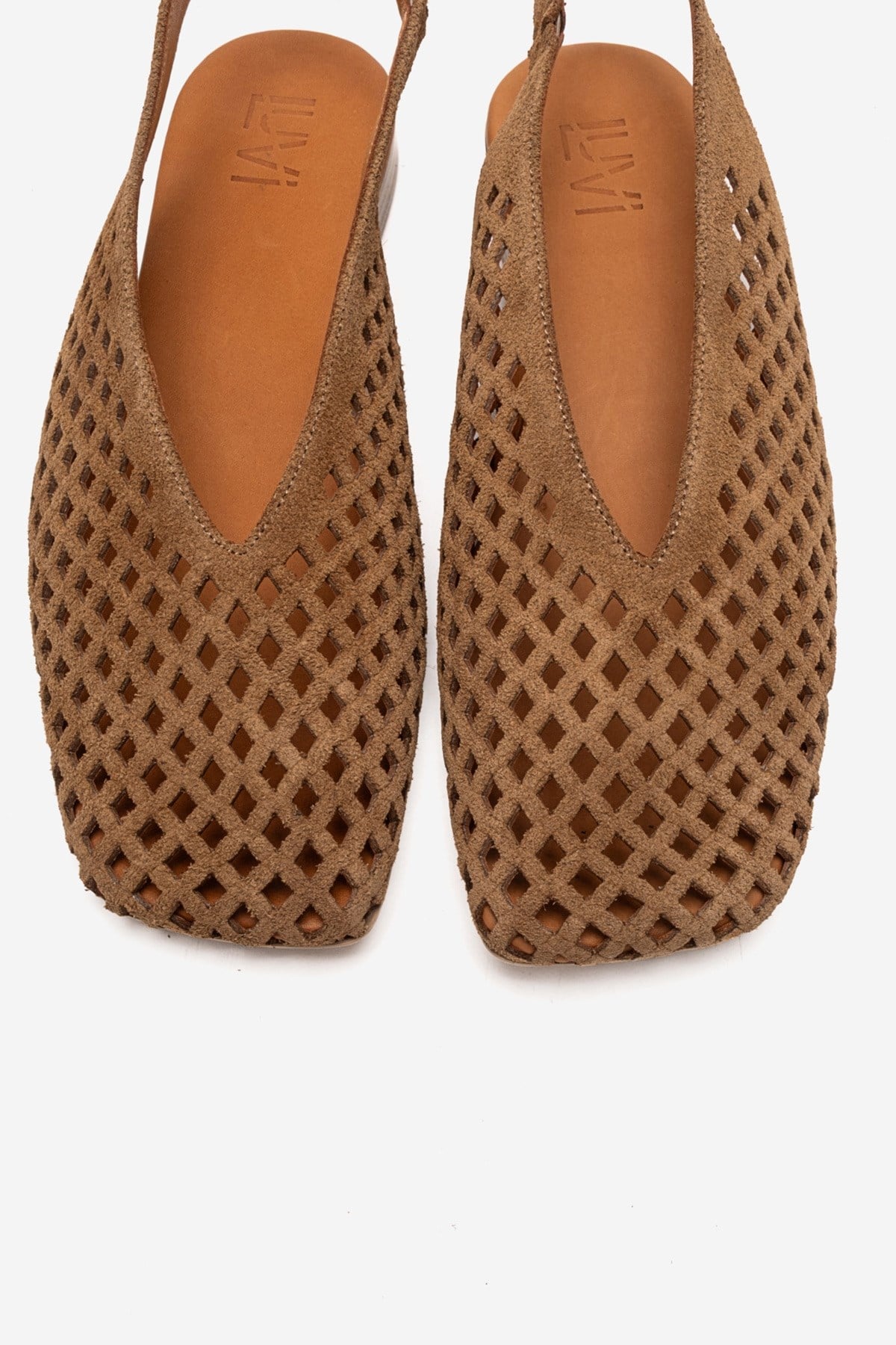 DELIZIA - Sandalia cerrada de cuero genuino color camello (Mujer)