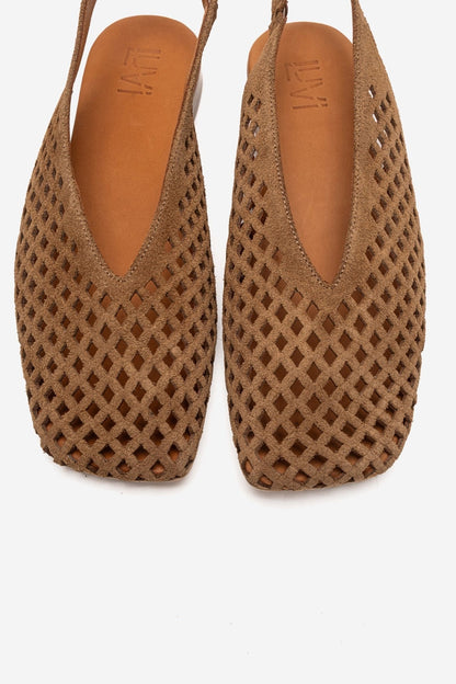 DELIZIA - Sandalia cerrada de cuero genuino color camello (Mujer)