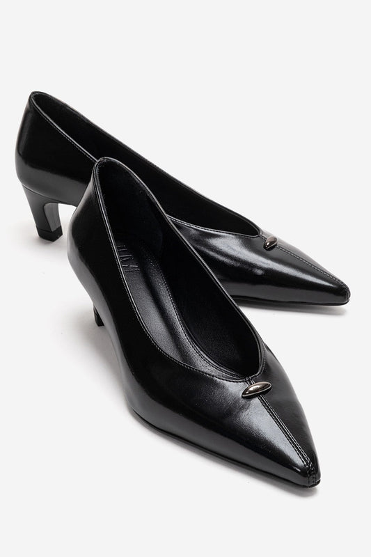 Versay - Zapatos de tacón bajo con punta fina (Mujer)