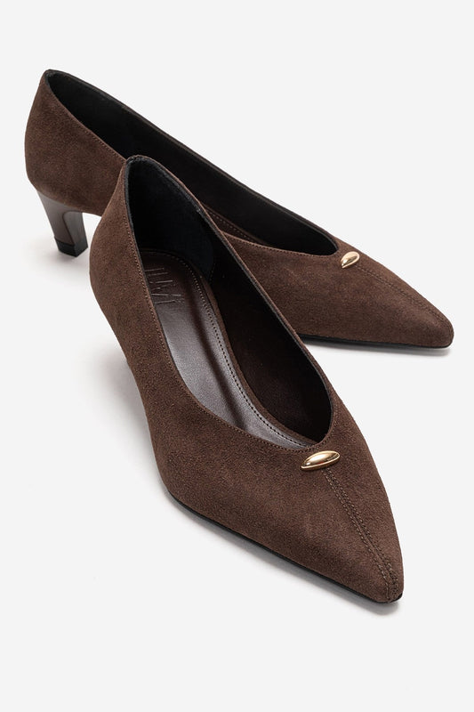 Versay - Zapatos de tacón bajo con punta fina en marrón (mujer)