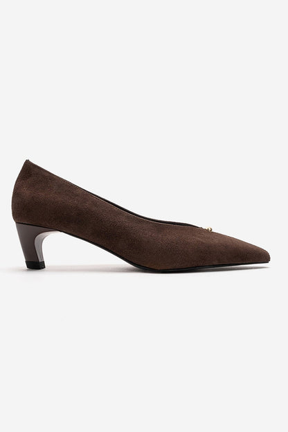 Versay - Zapatos de tacón bajo con punta fina en marrón (mujer)