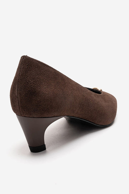 Versay - Zapatos de tacón bajo con punta fina en marrón (mujer)
