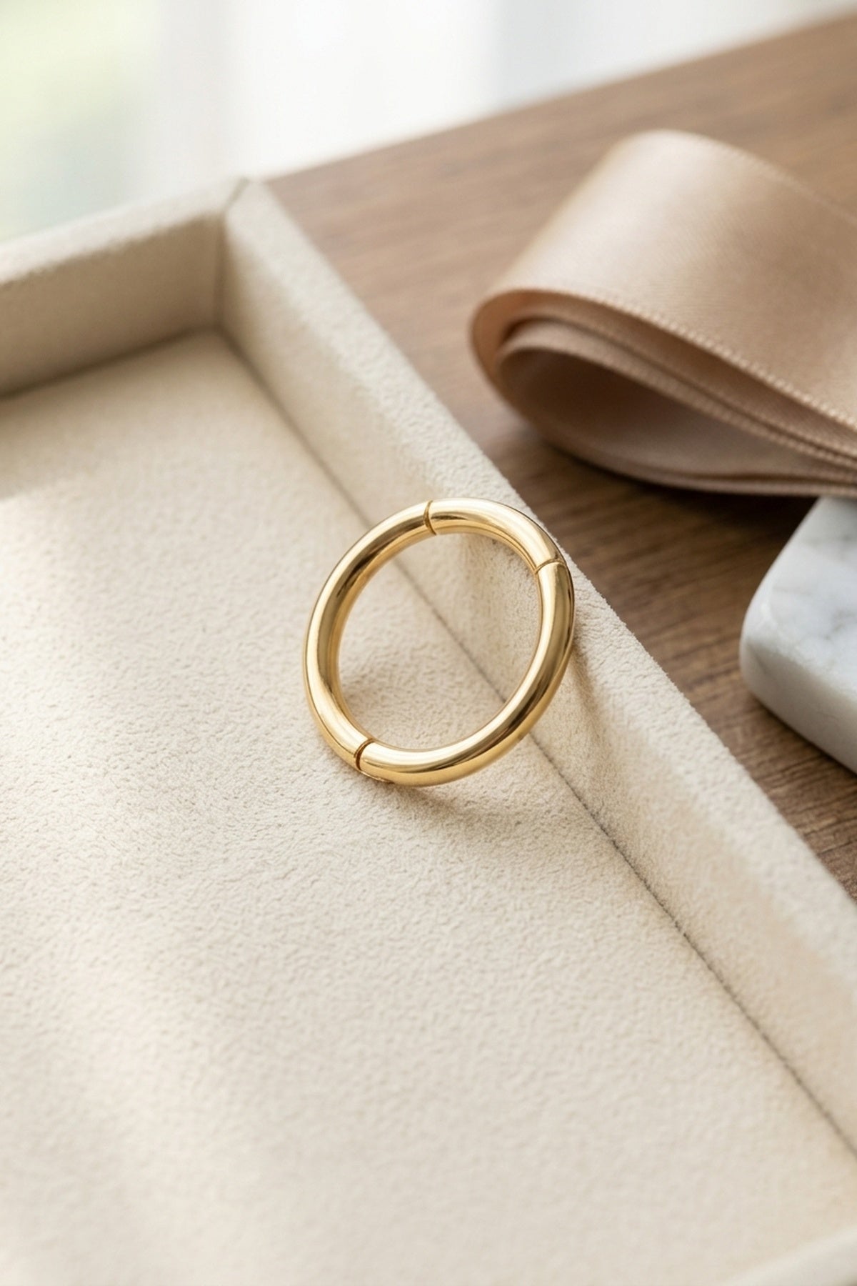 Amelie Single Classic 14k Gold Hoop Earrings