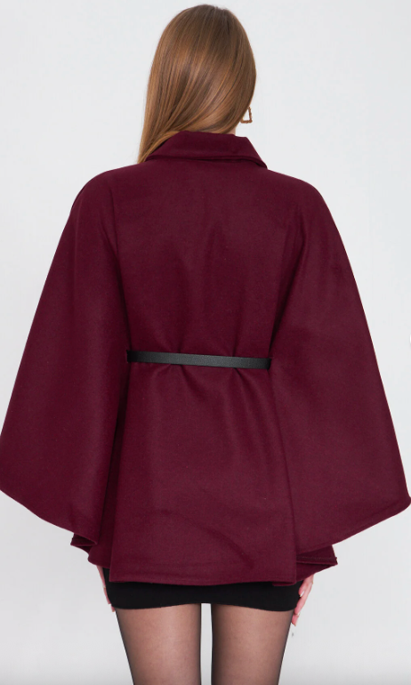 Gabán tipo poncho de punto con cinturón Lavina color burdeos