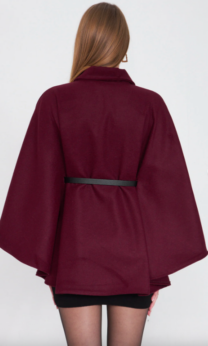 Gabán tipo poncho de punto con cinturón Lavina color burdeos