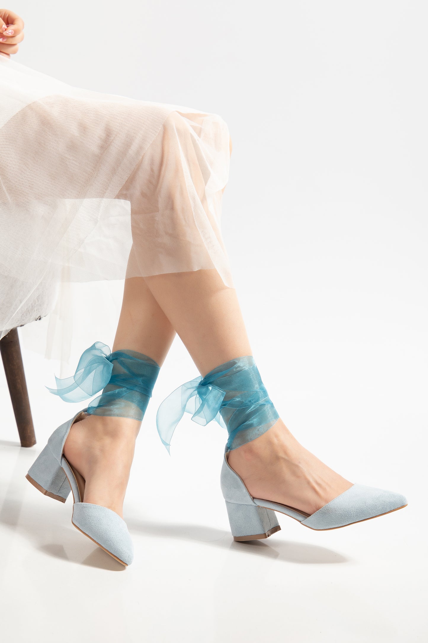Fiona - Zapatos de tacón de ante azul con cinta de tul